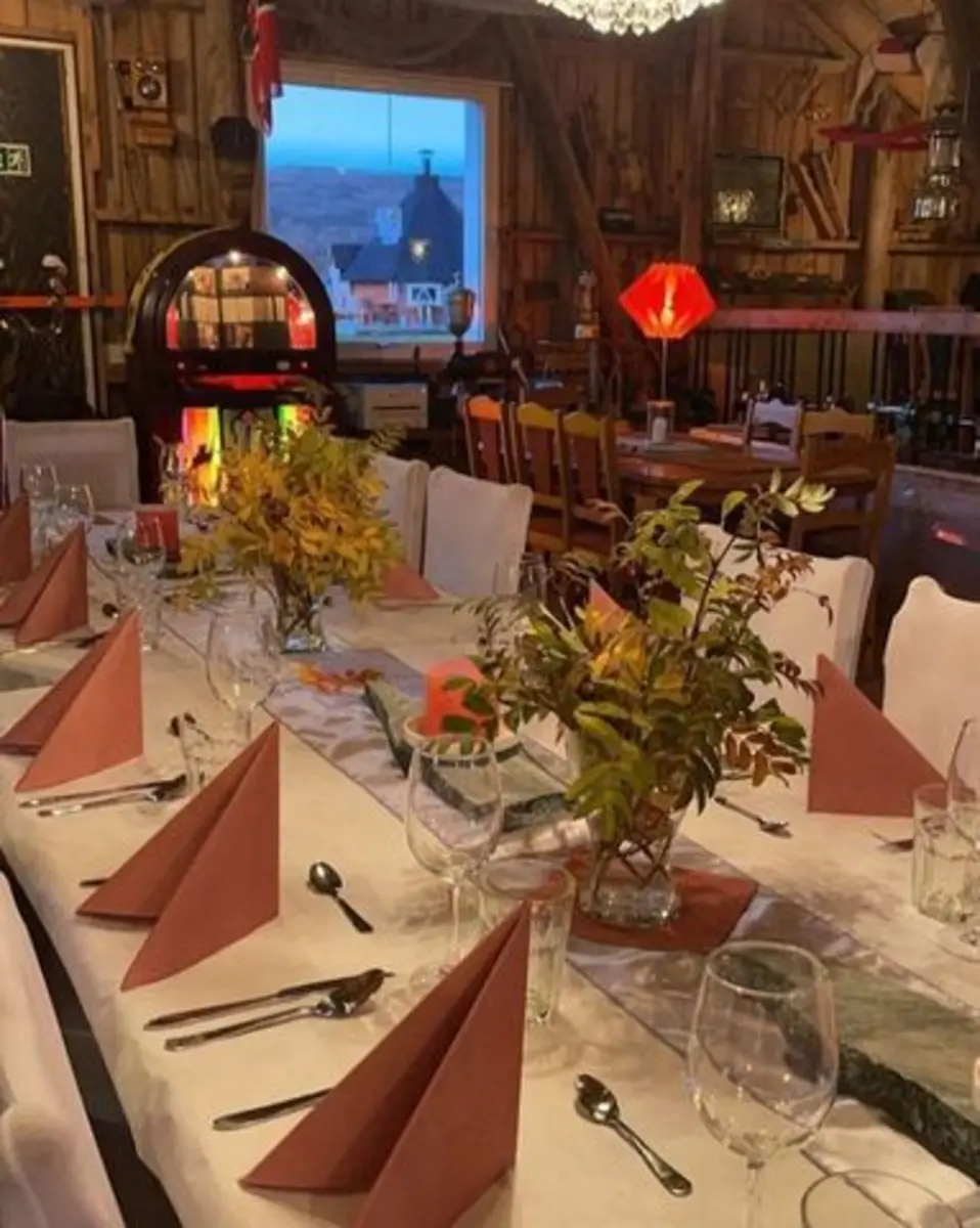 Pyntet bord i Farmens café