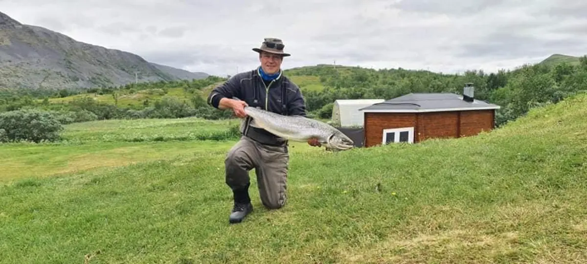 Fisker med nyfanget laks fra Syltefjordelva
