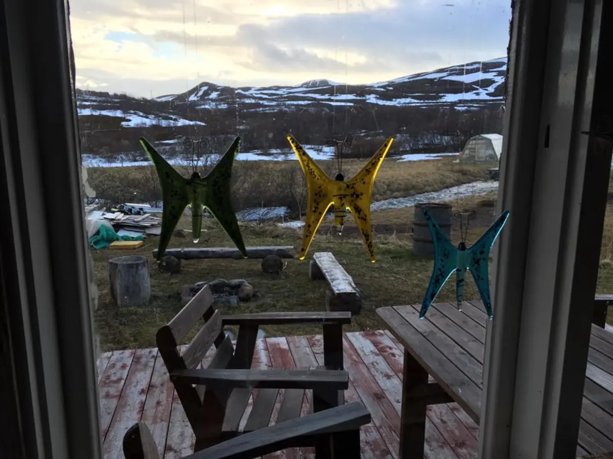 Glasskunst i vinduet med fjell i bakgrunnen
