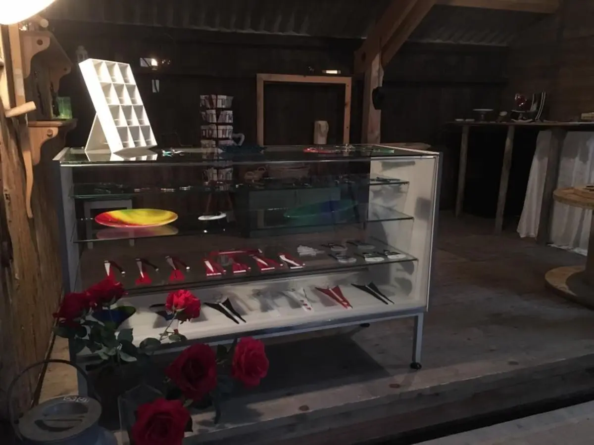 Utstillingsskap med glasskunst