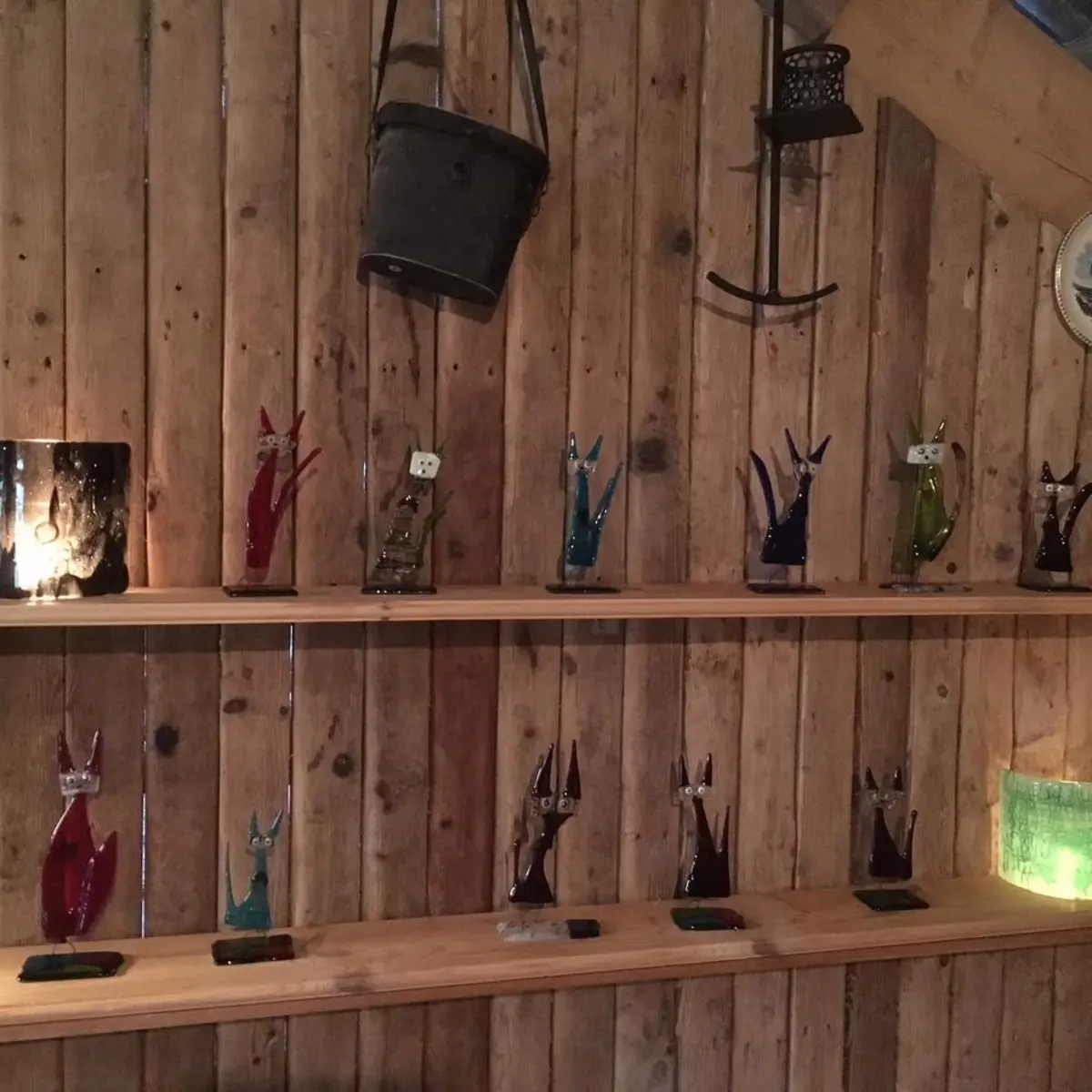 Håndlaget glasskunst på hylle