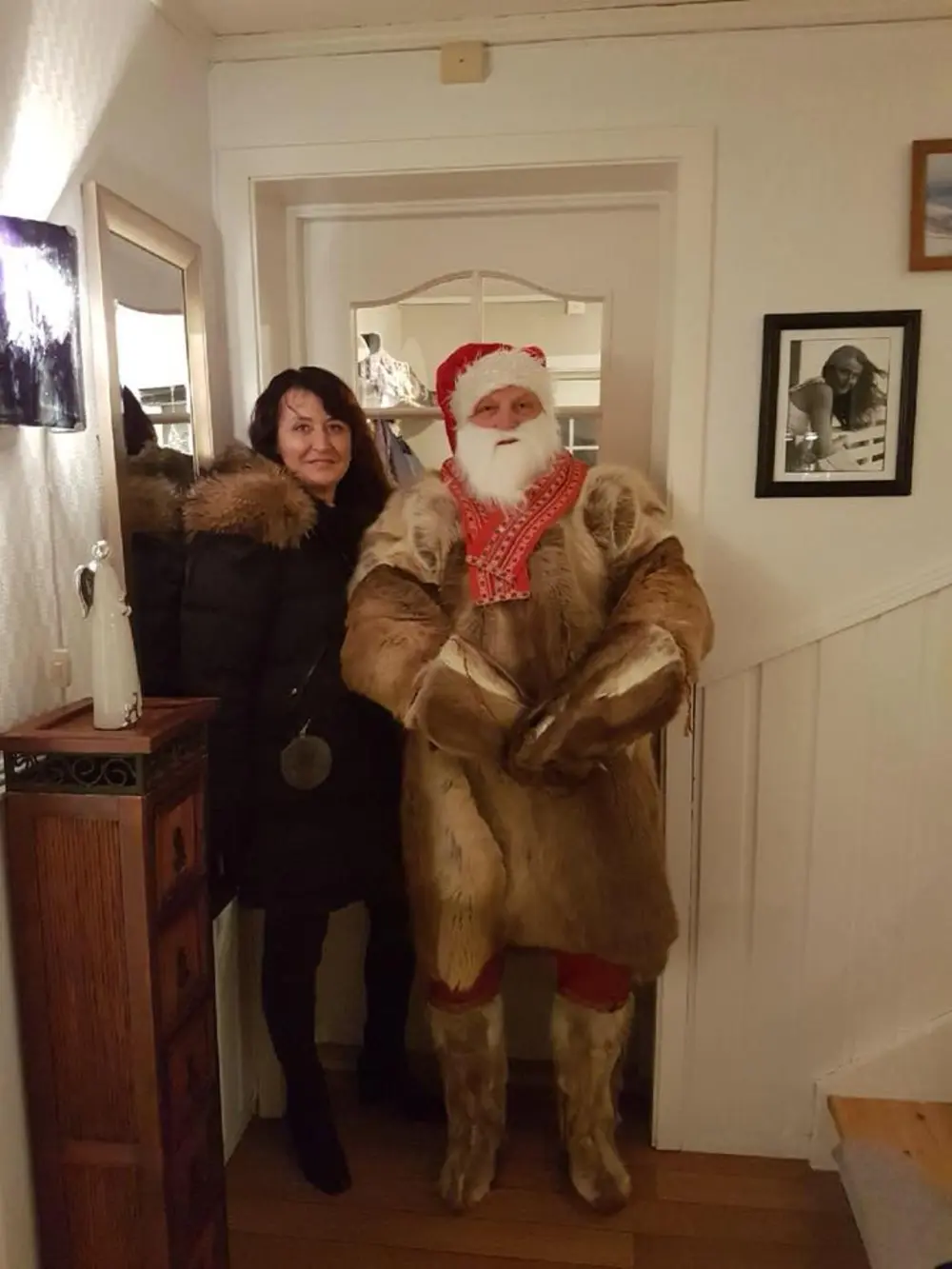Julestemning på Farmen med nisser i gangen