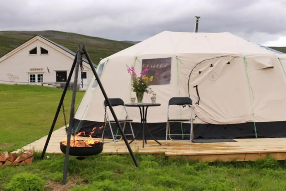 Glampingtelt med dekket bord utenfor