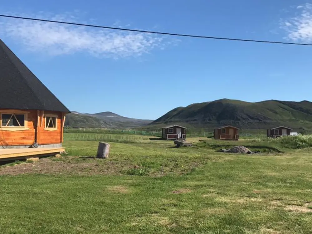 Rød hytte på Farmen Syltefjord Camping