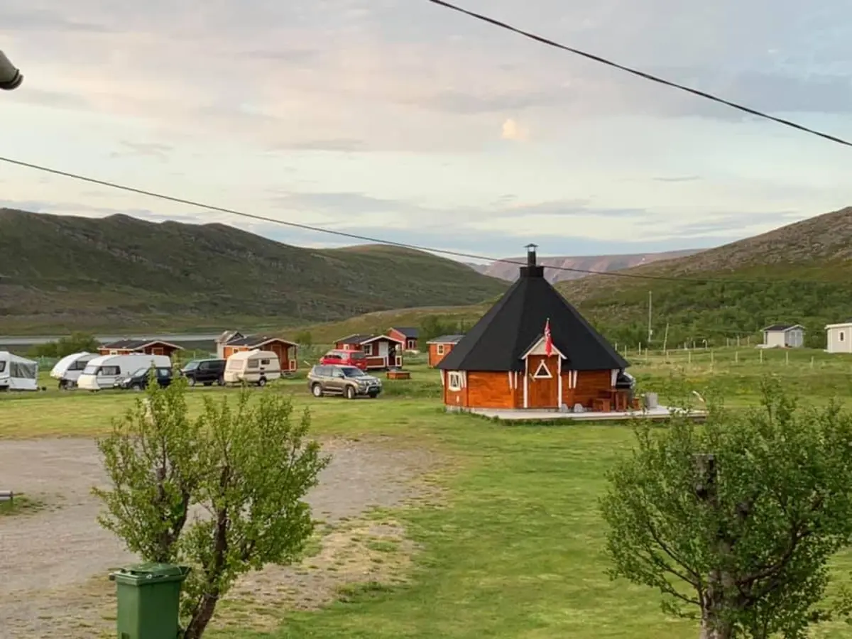 Oppstillingsplasser for bobil og campingvogn i kveldslys